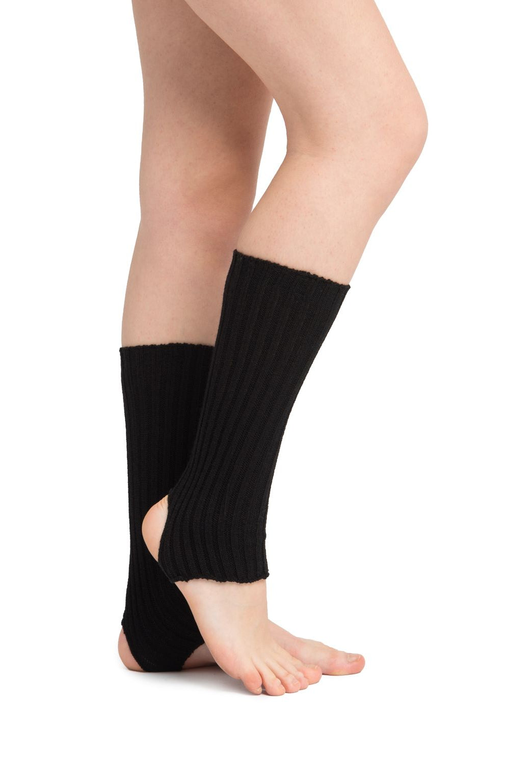Eine Person steht auf den Zehenspitzen und präsentiert Rumpfs Stulpen 40 cm (Rumpf 1120) schwarze Strick-Beinlinge mit einem Fersenloch, das von der Wade bis knapp über den Knöchel reicht. Diese kurzen Stulpen heben die Sprunggelenke wunderschön vor einem schlichten weißen Hintergrund hervor.