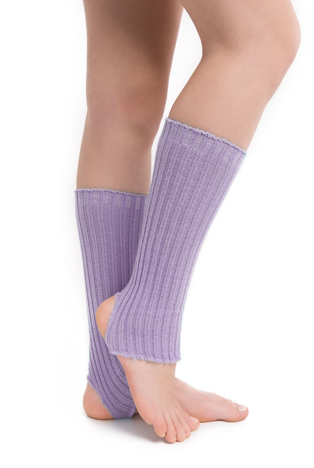 Nahaufnahme einer Person, die Rumpfs Stulpen 40 cm Rumpf 1120 hellviolette Beinwärmer trägt. Das gerippte Strickmaterial reicht von knapp unter dem Knie bis zur Mitte des Fußes und lässt die Zehen und Fersen durch ein Fersenloch frei. Die Beinwärmer heben die Sprunggelenke anmutig hervor, wenn sie auf den Fußballen vor einem weißen Hintergrund stehen.