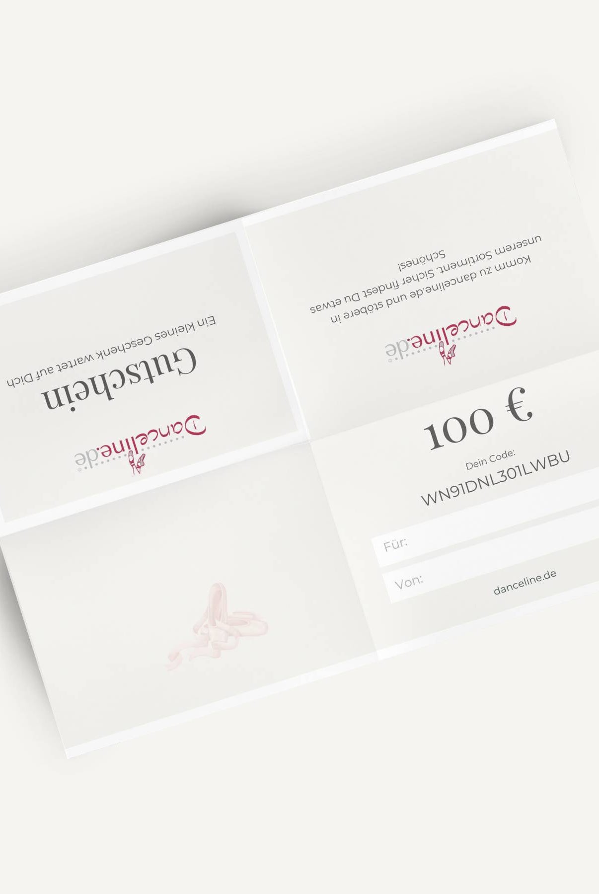 Ein Bild eines Geschenkgutscheins mit elegantem Design. Der Dance Line 100€ Geschenkgutschein zeigt den Betrag von „100 €“ und enthält den Code „WN91DNLOJLWBU“. Die Wörter „Geschenken“ und „dancelinie“ sind sichtbar, zusammen mit Platz zum Ausfüllen von „Für“ und „Von“, perfekt für Ballettbegeisterte.