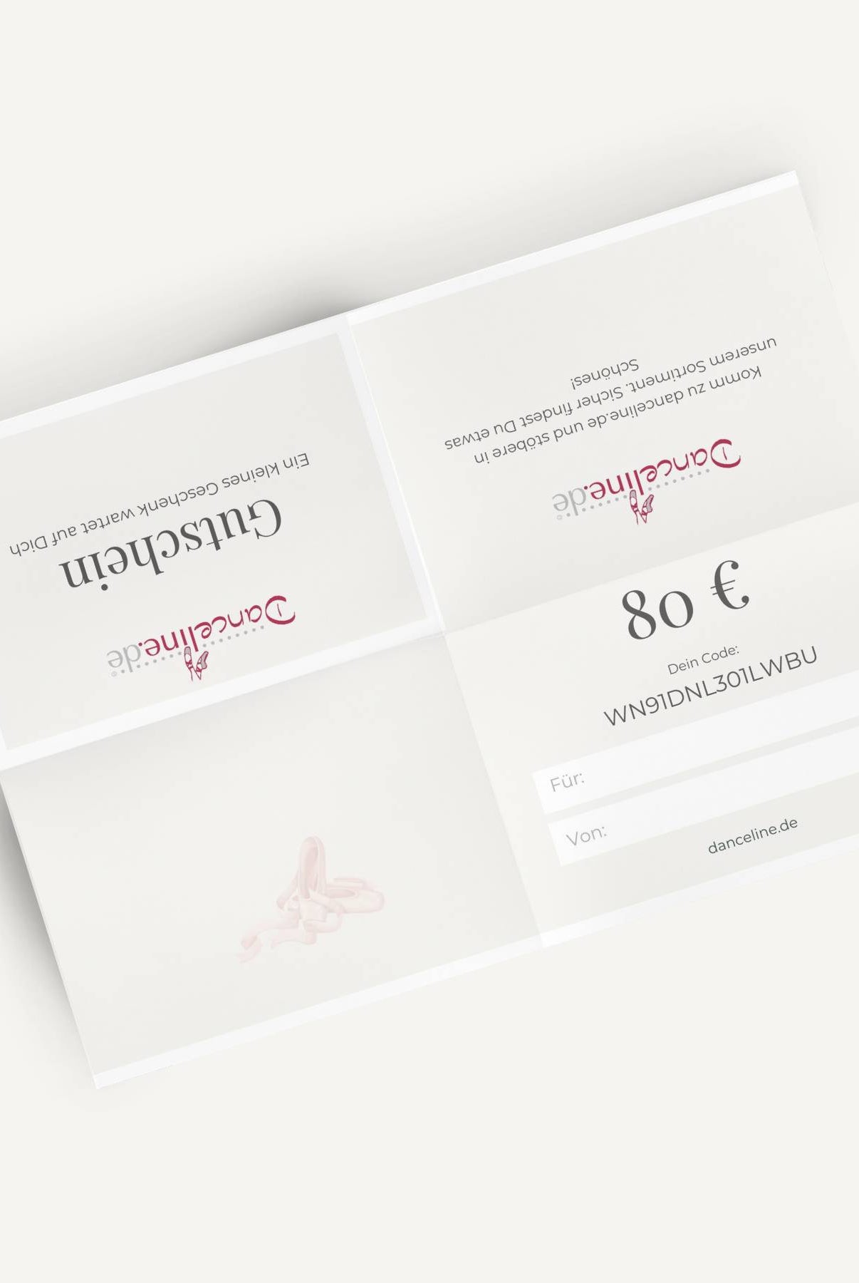 Ein Bild eines gefalteten Dance Line 80€ Geschenkgutscheins von „danceline.de“. Die Geschenkkarte enthält die Felder „Für“ und „Von“ zur Angabe von Empfänger- und Absendernamen, einen eindeutigen Code und ein Logo mit einem stilisierten Tanzschuh. Der teilweise sichtbare deutsche Text macht sie zur idealen Wahl für Tänzer, die hochwertige Ballettartikel suchen.