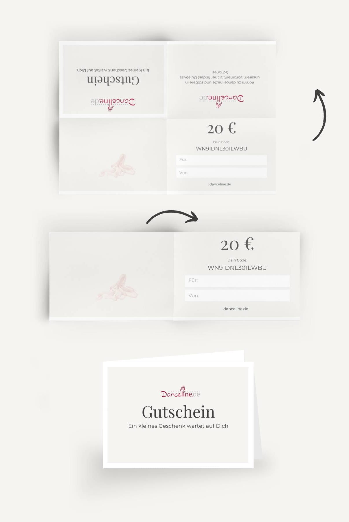 Es werden Anweisungen zur Verwendung eines Dance Line 20 € Geschenkgutscheins angezeigt. Schritt 1: Eine gefaltete Karte mit „Gutschein“ oben. Schritt 2: Die Karte wird aufgefaltet, sodass ein 20 € Geschenkgutscheincode angezeigt wird, perfekt für Ballettschuhe oder Ballettbekleidung von Dance Line. Schritt 3: Die Karte wird wieder vollständig gefaltet, sodass „Gutschein“ und der Text darunter auf der Vorderseite sichtbar sind.