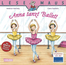 Titelbild eines Kinderbuchs mit dem Titel „Buch Carlsen Anna tanzt Ballett“ von Heidrun Hartwig und Clara Suetens von Dance Line. Die bezaubernde Illustration des Kinderbilderbuchs zeigt drei junge Tanzmäuse in Ballettkostümen, die in einem Tanzstudio an der Stange üben. Das Buch ist Teil der Lesemaus-Reihe von Carlsen.