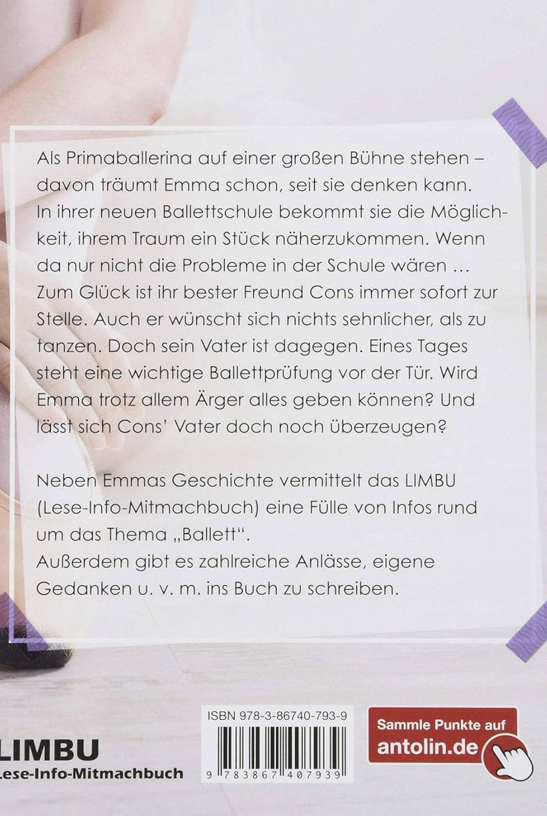 Im Hintergrund sitzt eine Person in einem hellen Ballettoutfit mit gekreuzten Beinen auf dem Boden und bereitet sich möglicherweise auf eine Ballettprüfung vor. Im Vordergrund ist auf halbtransparentem Papier, das an den Ecken mit violettem Klebeband befestigt ist, ein deutscher Text über eine Ballettgeschichte zu sehen. Außerdem ist der Produktname „Buch BVK Mitmachbuch Emma tanzt“ von Dance Line sowie die ISBN und der Strichcode des Buches zu sehen.