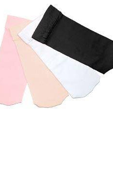 Ein Set aus vier dehnbaren und weichen Stoffstirnbändern in Pastellrosa, Beige, Weiß und Schwarz sind ordentlich in einem fächerartigen Muster auf weißem Hintergrund angeordnet. Diese Stirnbänder erinnern an das vielseitige Material der Socken Sansha T9006 Ankle von Sansha und sind perfekt, um Haare aus dem Gesicht zu halten.