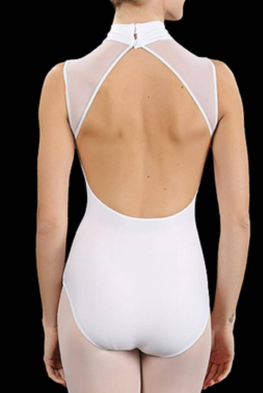 Eine Person von hinten gesehen, die einen weißen Ballettanzug 282 Anita von Ballet Rosa mit Stehkragen, offenem Rücken und transparenten Netzeinsätzen trägt. Der schwarze Hintergrund hebt das Design und die Rückendetails des Trikots hervor.