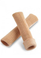 Vor einem weißen Hintergrund sind zwei beige, gerippte schlauchförmige Fingerbandagen namens „Zehenschutz Bunhead BH1025 JellyToes“ von Dance Line abgebildet. Eine Bandage ist horizontal angebracht, während die andere diagonal darüber gelegt ist, sodass eine „X“-Form entsteht. Ideal zum Schutz des Zehengelenks oder zur Vorbeugung von Scheuerstellen in Spitzenschuhen bei Tanzeinlagen.