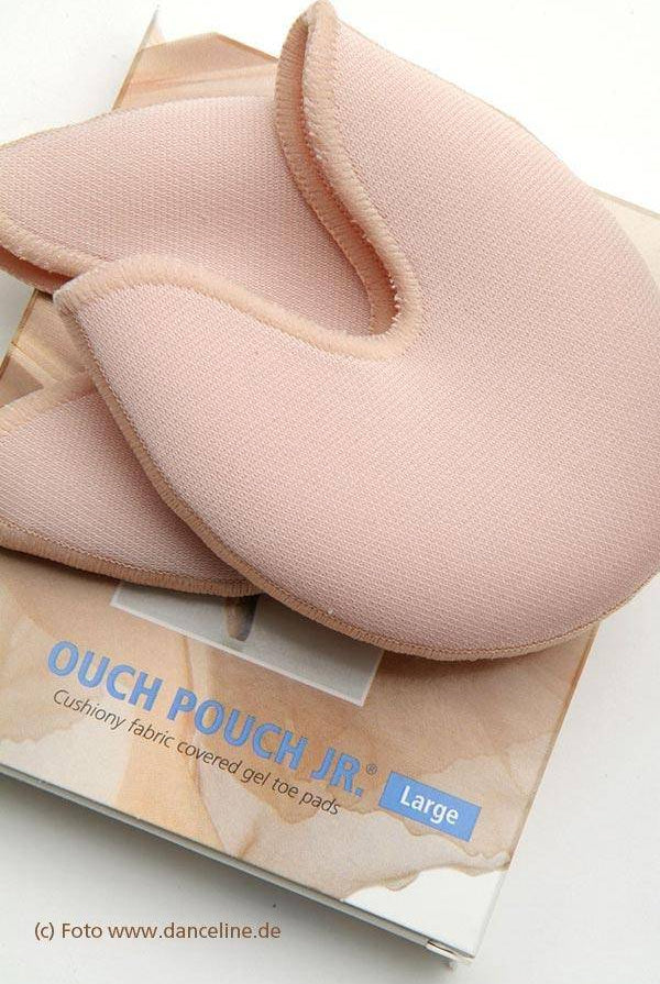 Ein Paar rosafarbene, gepolsterte, stoffbezogene Gel-Zehenpolster von Dance Line mit der Aufschrift „Zehenpolster Bunhead BH1095 OuchPouchJunior“ werden auf einem weißen Hintergrund präsentiert und liegen teilweise auf ihrer Verpackung. Die Verpackung ist weiß und hellbraun mit blauem Text. Ideal, um Beschwerden während des Spitzentanzunterrichts zu lindern.