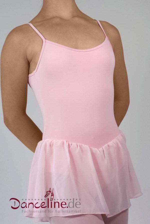 Eine Person trägt von den Schultern bis zur Taille den Kinder-Ballettanzug Bloch CL3977 Blossom, einen einfachen Ballettanzug mit dünnen Trägern und einem durchsichtigen rosa Georgette-Röckchen. Unten links im Bild ist das Logo „Danceline.de“ zu sehen, das Bloch repräsentiert.