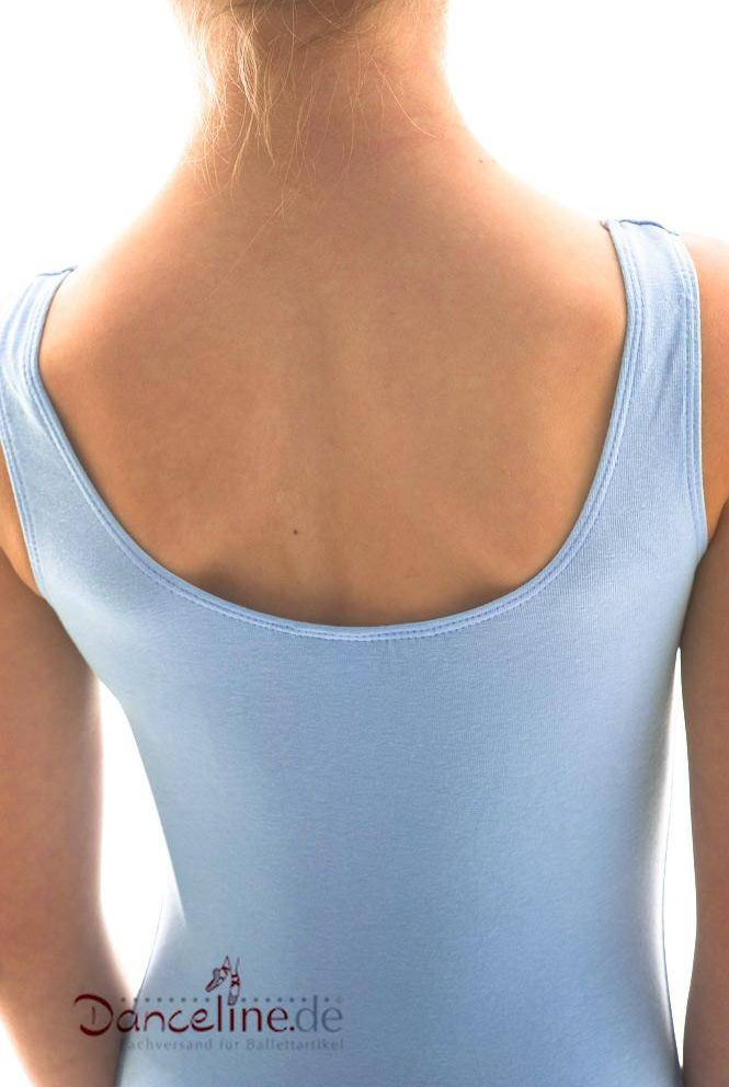 Das Bild zeigt die Rückenansicht einer Person, die einen hellblauen ärmellosen Ballettanzug trägt, der als Kinder-Ballettanzug Bloch CL5405 Tutu gestaltet ist. Die Person hat helle Haut und steht vor einem weißen Hintergrund. Das Logo „Danceline.de“ ist in der unteren linken Ecke des Bildes teilweise sichtbar.