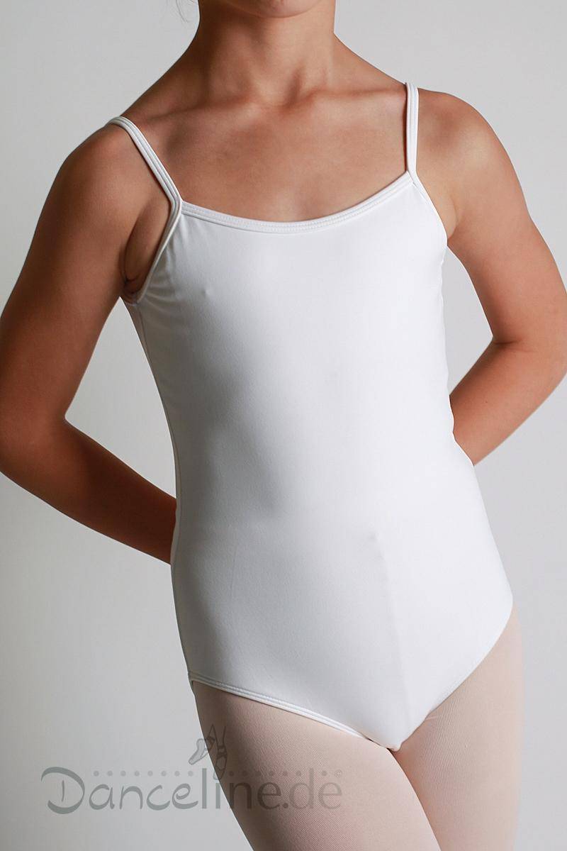 Eine Person in einem weißen Ballettanzug mit Spaghettiträgern steht mit den Händen locker auf den Hüften und blickt nach vorne vor einem einfarbigen Hintergrund. Unten im Bild ist das Logo „Danceline.de“ zu sehen, das den Bloch Kinder Ballettanzug Bloch CL5607 Emily zeigt.