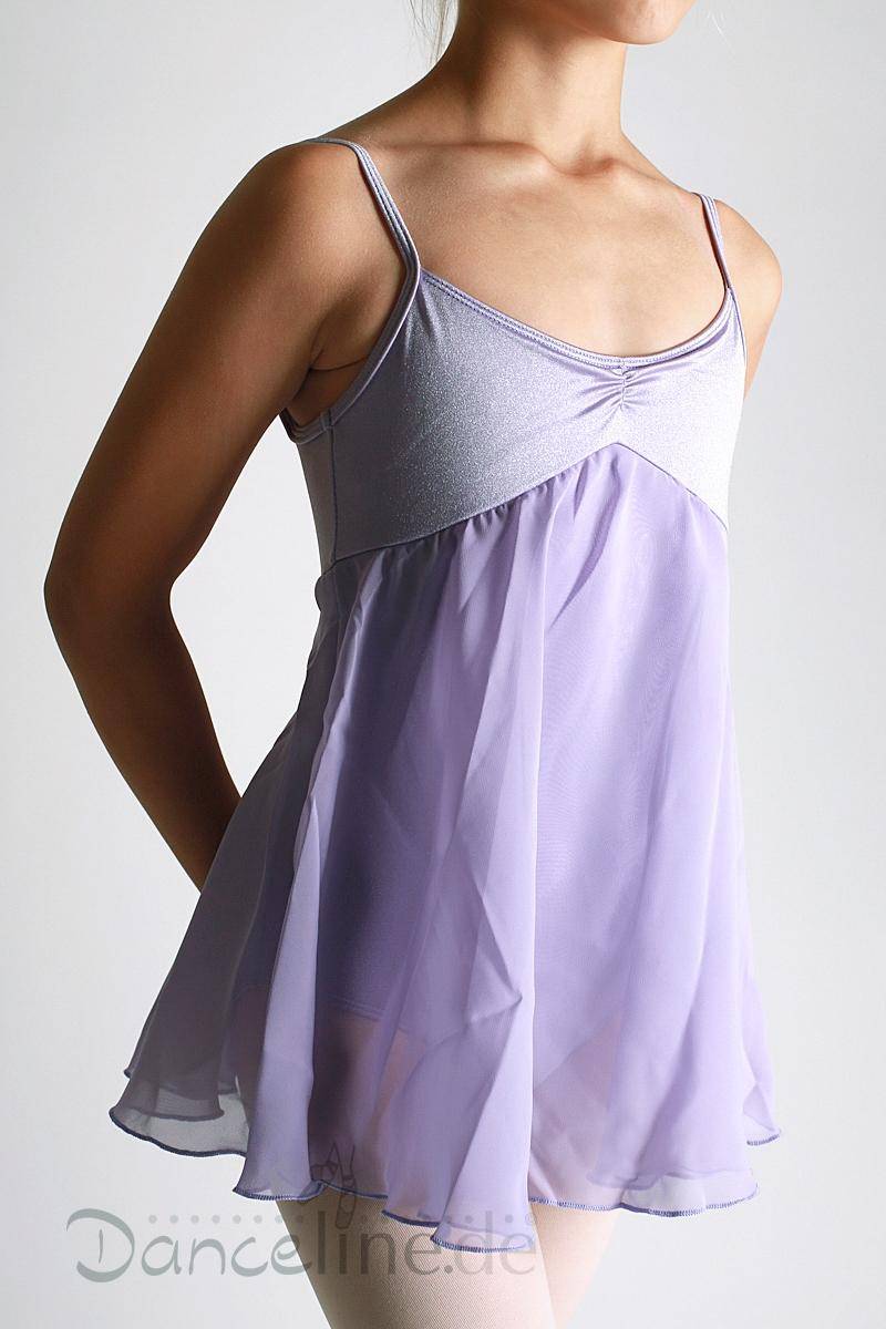 Eine Person trägt den Bloch Kinder Ballettanzug CL7047 Juliet, ein ärmelloses lavendelfarbenes Tanzkleid mit Spaghettiträgern. Das taillierte Oberteil und der Rock im Juliet-Stil schaffen eine elegante Silhouette, während der fließende, halbtransparente Chiffonrock Anmut verleiht. Vor einem schlichten, hellen Hintergrund steht die Person mit entspannt an den Seiten hängenden Armen.