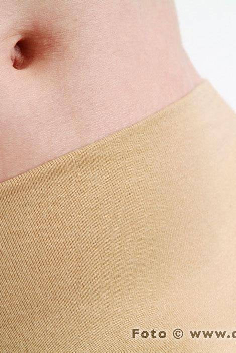 Nahaufnahme des unteren Rumpfes einer Person mit beigefarbenem Suspensorium Capezio 26 SusiA von Capezio im Tangaschnitt-Stil. Die hellbraune Haut ist glatt und makellos. In der unteren rechten Ecke steht „Foto © www.danceline.de“.