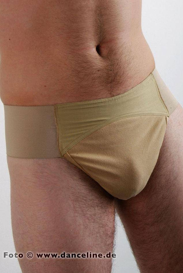 Eine Person trägt den Tanzslip Suspensorium Capezio 5930 SusiB von Capezio in Beige. Das Foto, das nur den Bauch und die Oberschenkel zeigt, enthält einen Text, der den Copyright-Inhaber als „www.danceline.de“ angibt.