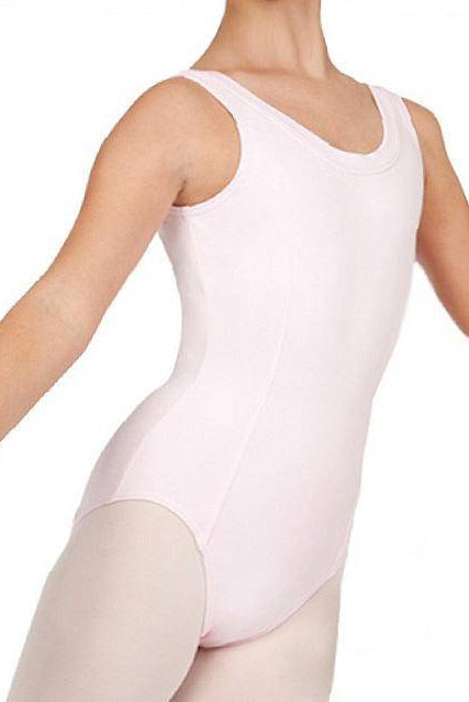 Eine Person trägt einen Kinder-Ballettanzug Capezio BX201C Josina in Pink, mit breiten Trägern und blassrosa Strumpfhosen. Das Bild zeigt den Oberkörper und einen Teil der Oberschenkel, wobei die Person mit leicht seitlich ausgestreckten Armen steht, was an ein Kinderbody-Design erinnert.