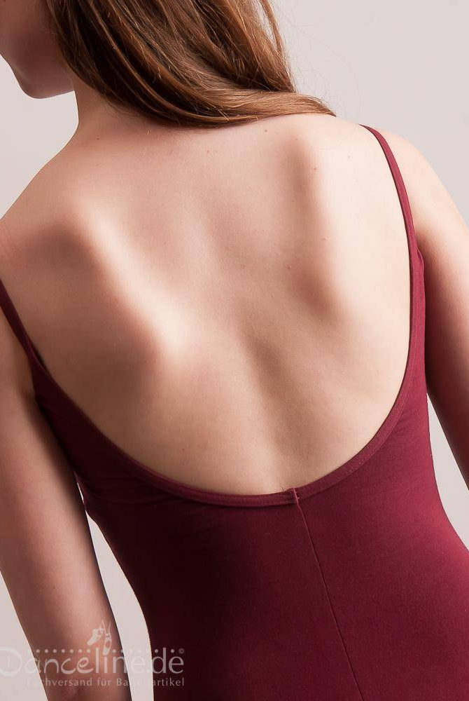 Nahaufnahme einer Person mit langen braunen Haaren, die Rücken und Schultern im Ballettanzug Capezio CC101 Edisa von Capezio zeigt. Das burgunderfarbene Oberteil hat Spaghetti-Träger mit dünnen Trägern und einen tiefen Rückenausschnitt und verkörpert die Eleganz eines Ballettensembles. Der Hintergrund ist schlicht und hell.