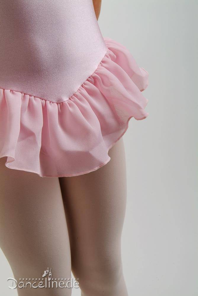 Nahaufnahme einer Ballerina, die einen Kinder-Ballettanzug Danceries F05L Laurasson EL in Hellrosa mit einem kurzen Georgette-Rüsche-Tutu und weißen Strumpfhosen trägt. Nur der untere Rumpf und die Oberschenkel sind sichtbar, wodurch der hochwertige Stoff zur Geltung kommt. Der Hintergrund ist schlicht weiß. In der unteren linken Ecke erscheint ein „Danceline.de“-Logo mit einem Ballerina-Symbol.