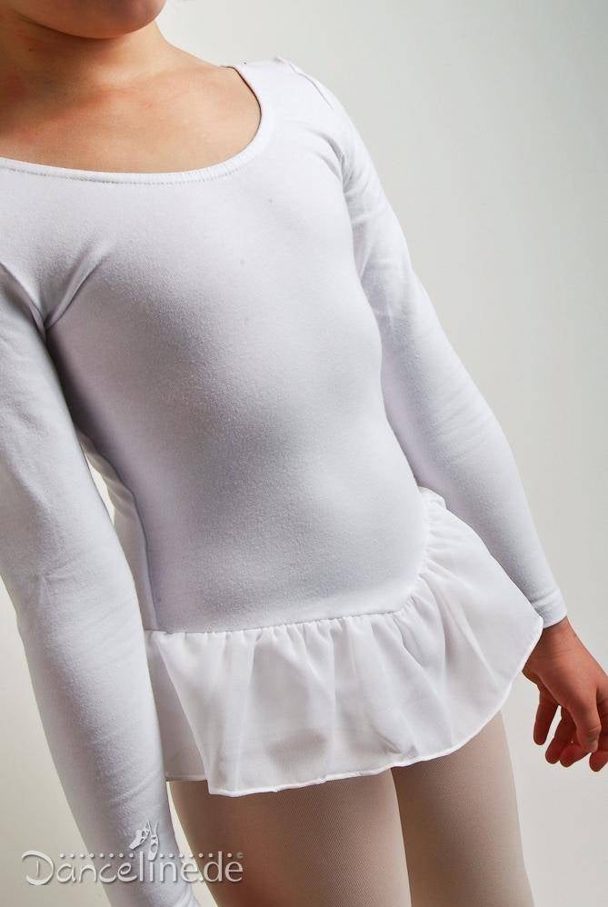 Ein Kind in einem weißen langärmeligen Kinder-Ballettanzug Danceries F06 Sarasson mit einem transparenten Georgette-Rüsche-Rock steht vor einem schlichten Hintergrund. Nur der Oberkörper und ein Teil der Arme und Beine sind sichtbar. Das Kind trägt außerdem beige Strumpfhosen. Unten ist der Markenname „Danceries“ zu sehen.