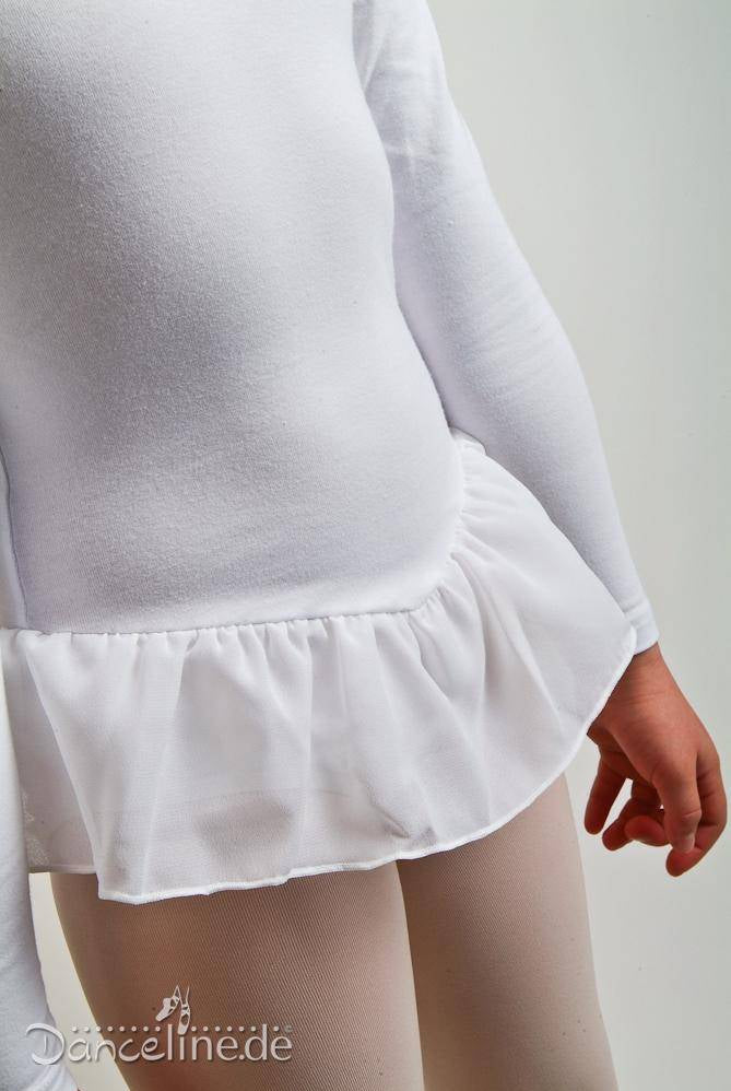 Ein Kind in einem weißen langärmeligen Kinder-Ballettanzug Danceries F06 Sarasson mit einem durchsichtigen weißen Rock und weißen Strumpfhosen. In der unteren linken Ecke des Bildes sind die Worte „Danceline.de“ zu sehen.