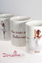 Es werden drei weiße Tassen gezeigt, jede mit einem bezaubernden Ballerina-Motiv. Die mittlere Tasse hat den deutschen Text „Hier trinkt eine Ballerina“. Unter den Tassen befindet sich das Logo „Dance Line Fachversand für Ballettartikel“, perfekt, um Ihrer Morgenroutine etwas gute Laune zu verleihen. Diese Tassen sind Teil der Tasse Viscosi T1 Ballerina-Kollektion von Dance Line.