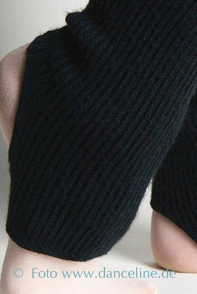 Nahaufnahme einer Person, die den Intermezzo Stulpen Intermezzo 2656 Stulpimed über hellen Strumpfhosen trägt und deren Füße wie in einer Balletthaltung gestreckt sind. Unten ist ein Wasserzeichen mit dem Text „Foto www.danceline.de“ zu sehen.