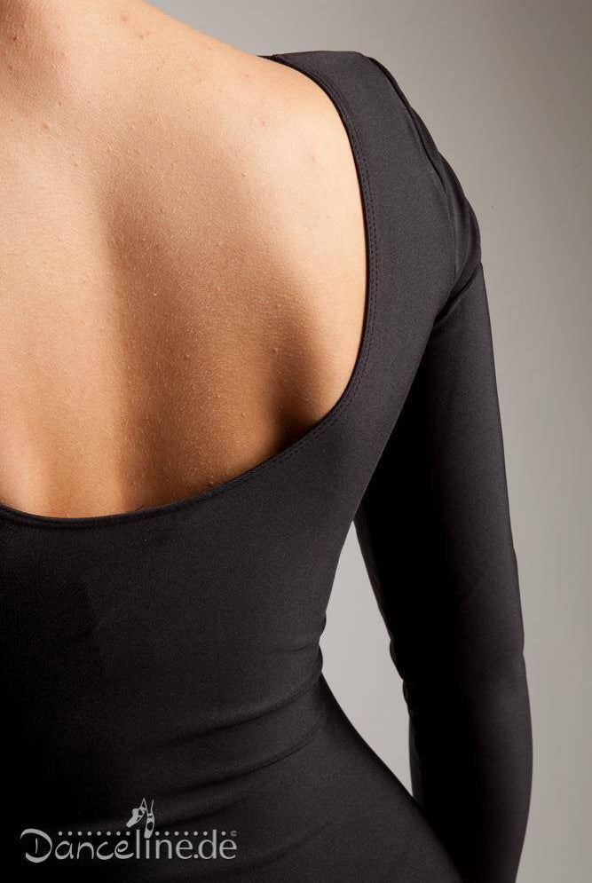 Nahaufnahme einer Person, die einen Intermezzo Ballettanzug 3060A Bodily trägt. Der schwarze, langärmelige Leotard ist aus glänzendem Elasthan und hat einen offenen Rücken. Die Beleuchtung hebt die Textur des Stoffes und der Haut hervor. Das Bild konzentriert sich auf den Rücken und den rechten Arm der Person, wobei in der unteren linken Ecke das Logo „Danceline.de“ zu sehen ist.