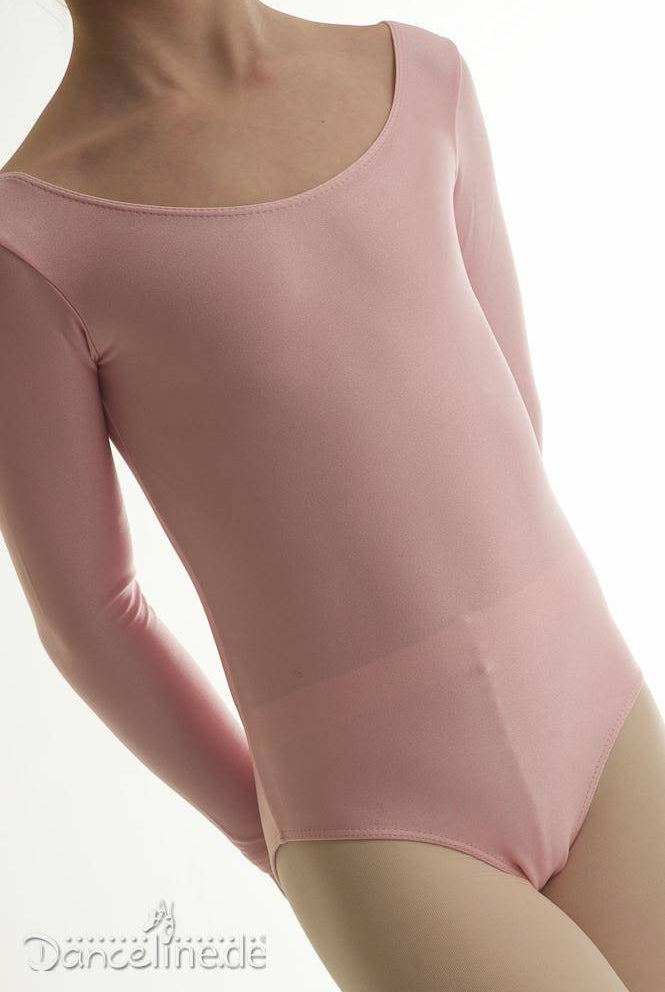 Eine Person in einem rosa, langärmeligen Kinder-Ballettanzug Intermezzo 3060K Bodily der Marke Intermezzo steht vor einem neutralen Hintergrund. Das Outfit sitzt eng und hat einen Rundhalsausschnitt. Die untere Hälfte des Bildes verschwindet im Vordergrund, wodurch ein Weichzeichnereffekt entsteht. Unten links ist „Danceline.de“ zu sehen.