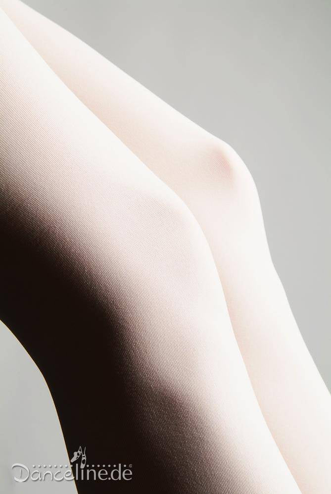 Eine Nahaufnahme der Beine einer Person, die eine transparente, helle Ballettstrumpfhose Liage 104 Lisa von Dance Line trägt. Der Hintergrund hat einen glatten, neutralen Farbton und die Textur der Strumpfhose ist sichtbar. Das Bild ist einfach und minimalistisch und konzentriert sich auf die Eleganz und Glätte des Nylongewebes.