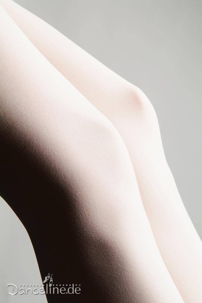 Eine Nahaufnahme der Beine einer Person, die eine transparente, helle Ballettstrumpfhose Liage 104 Lisa von Dance Line trägt. Der Hintergrund hat einen glatten, neutralen Farbton und die Textur der Strumpfhose ist sichtbar. Das Bild ist einfach und minimalistisch und konzentriert sich auf die Eleganz und Glätte des Nylongewebes.