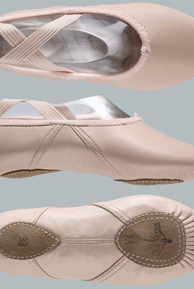 Drei Ansichten der blassrosa Dance Line Ballettschuhe WearMoi WM406 Lea mit elastischen Kreuzriemen. Die Draufsicht veranschaulicht die Zehenbox, die Seitenansicht zeigt das Profil und die Unteransicht zeigt die geteilte Chromledersohle mit verstärktem Fersen- und Zehenbereich. Auf der Sohle ist die Größe 33 angegeben.
