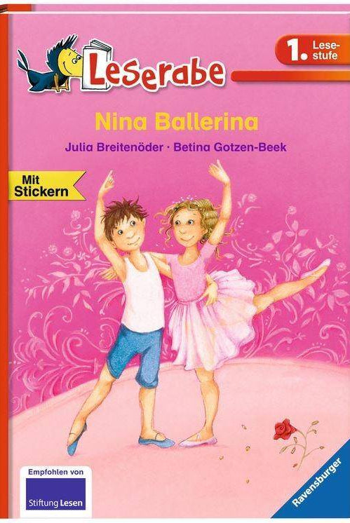 Cover des Buches „Buch Ravensburger 364213 Nina Ballerina“ aus der Dance Line-Kollektion. Zeigt einen kleinen Jungen in weißem Hemd und blauen Shorts und ein Mädchen in einem rosa Ballettkostüm, die zusammen auf einem rosa Hintergrund mit Blumenmustern tanzen. Es ist Ninas großer Auftritt, bei dem das Jungen Ballett zu Ninas Ballettgruppe stößt.