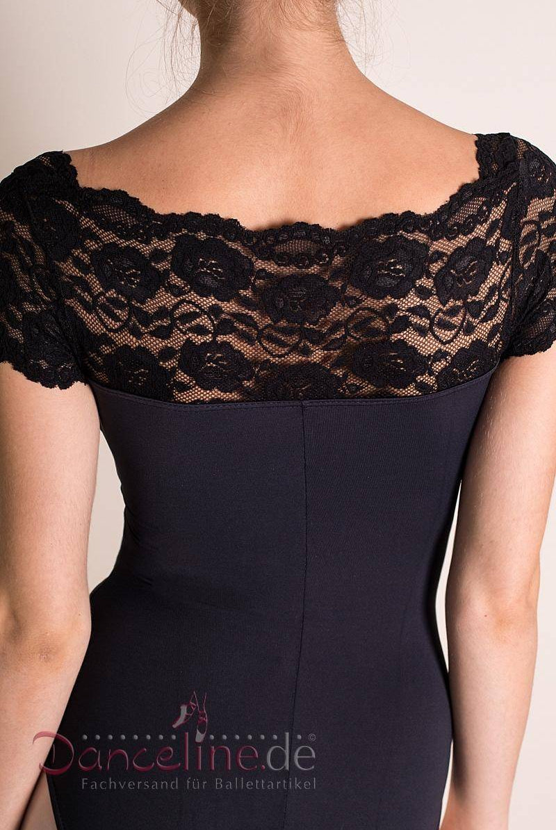 Eine Nahaufnahme einer Person, die den SoDanca Ballettanzug SL16 Elegance trägt, ein dunkelblaues schulterfreies Kleid mit schwarzen Spitzendetails am oberen Rücken und den Schultern, hergestellt aus schnell abtrocknendem Material. Ein Teil des Logos „Danceline.de Fachversand für Ballettartikel“ ist unten im Bild sichtbar.