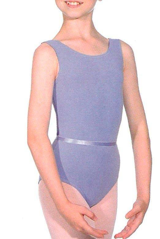 Eine Person, die einen hellvioletten ärmellosen RochValley Ileo-Turnanzug und rosa Strumpfhosen trägt, typisch für einen Kinder-Ballettanzug von Dance Line, steht mit entspannten Armen und einem Lächeln im Gesicht vor einem schlichten weißen Hintergrund.