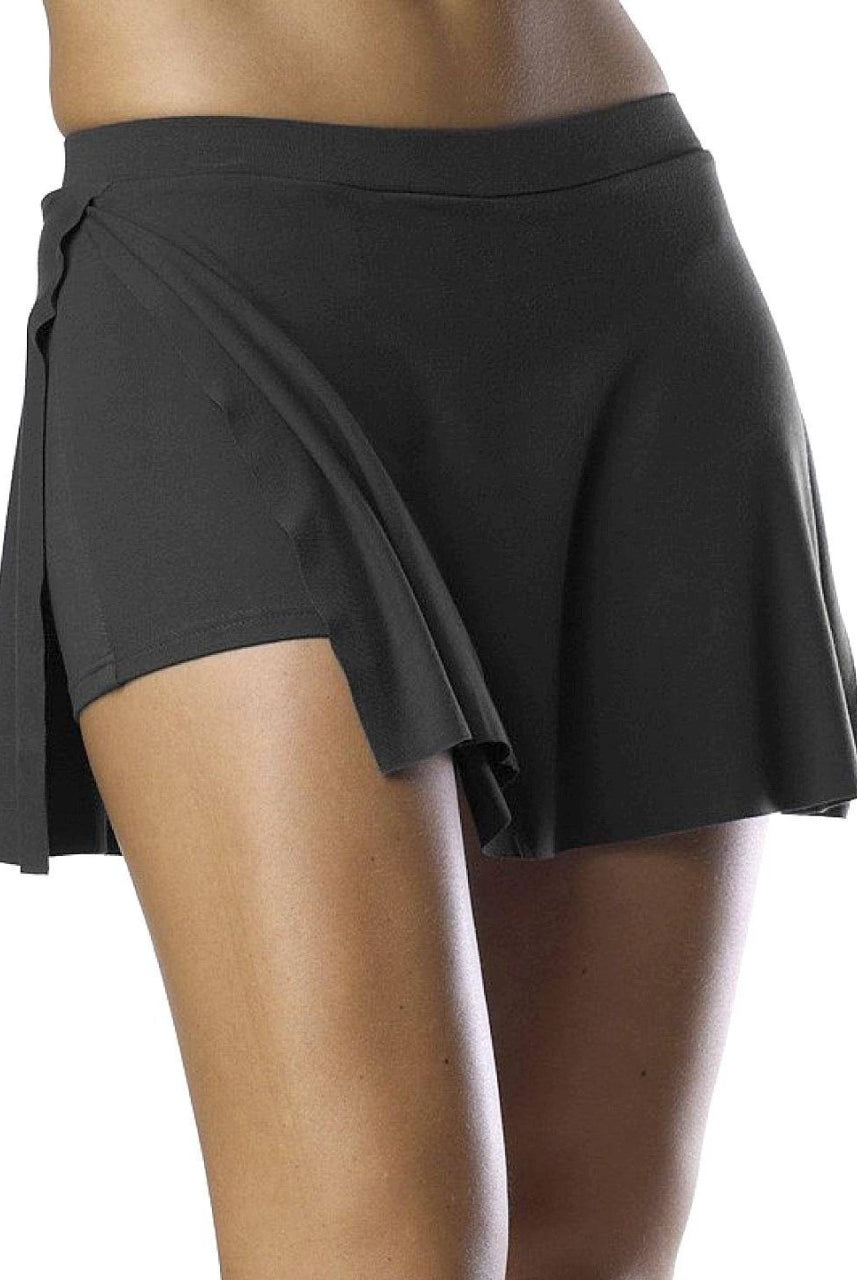 Nahaufnahme einer Person, die einen dunkelgrauen Short-Rock TempsDanse Vison von Temps Danse trägt. Der Wickelrock fällt weich über die Oberschenkel und bietet Bewegungsfreiheit. Der Bauch der Person und die nackten Beine knapp über den Knien sind vor einem schlichten, weißen Hintergrund sichtbar.
