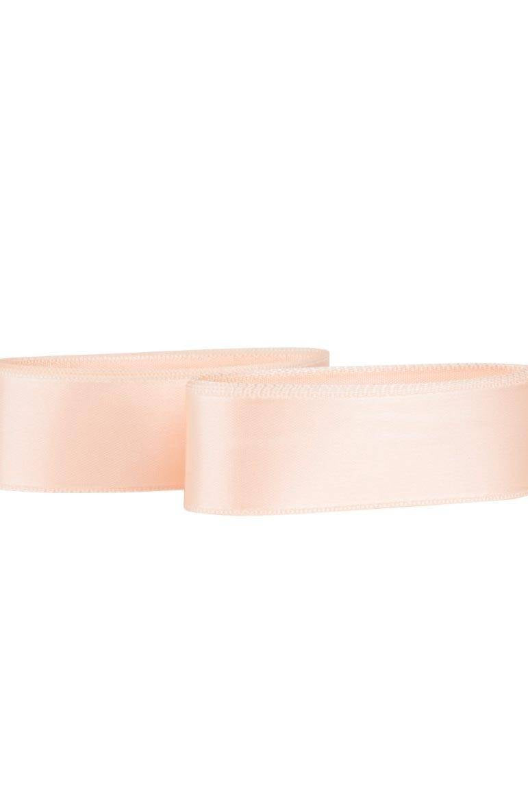 Ein Paar Satinbänder Rumpf RU11 hellbeige Satinbänder von Rumpf, die an die für Spitzenschuhe verwendeten erinnern, ordentlich gefaltet vor einem schlichten weißen Hintergrund. Die Bänder haben eine glatte, glänzende Textur und sind parallel zueinander angeordnet.