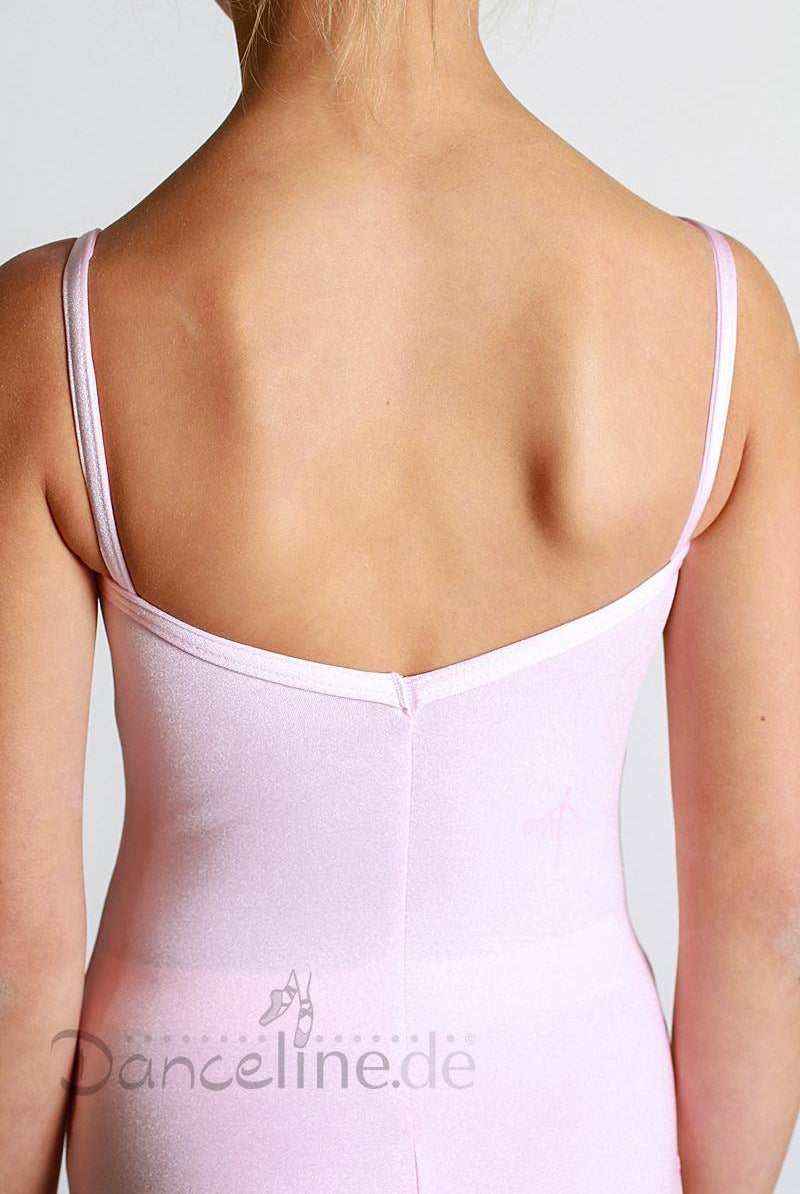 Von hinten ist ein junges Mädchen zu sehen, das einen hellrosa Kinderballettanzug von WearMoi Isora mit Prinzessinnen-Nähten trägt. Ihre blonden Haare sind hochgesteckt, wodurch der Spaghettiträger und das Firmenlogo „Dance Line“ auf ihrem Turnanzug hervorgehoben werden.