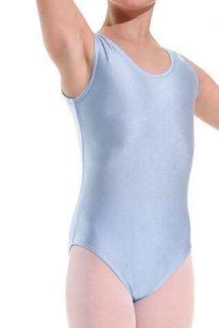 Eine Person in einem hellblauen Ballettanzug Danceries T01L Carolyn EL und blassrosa Strumpfhosen posiert mit erhobenem linken Arm. Der Fokus liegt auf dem Oberkörper, sodass der obere Kopf und die Beine nicht vollständig sichtbar sind.