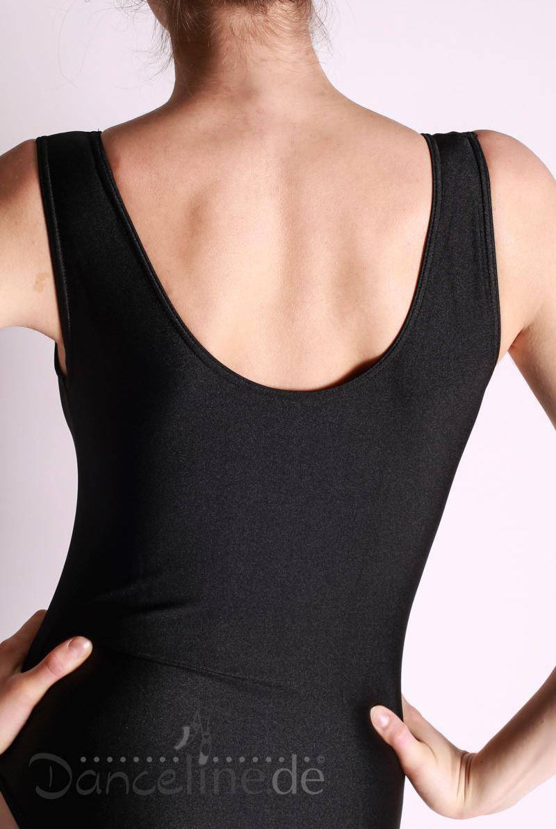 Eine Person ist von hinten zu sehen, sie trägt einen schwarzen ärmellosen Ballettanzug Danceries T01 Carolyn mit breiten Trägern und rundem Ausschnitt, die Hände sind in die Hüften gestemmt. Sie steht vor einem hellen Hintergrund. Am unteren Bildrand ist das Logo „Danceline“ zu sehen.