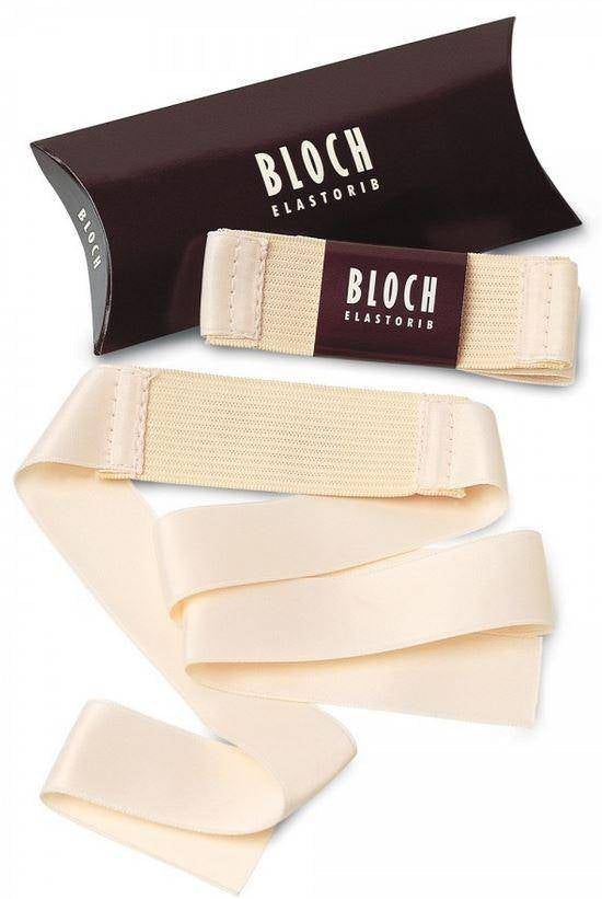 Abgebildet ist die Bloch Spitzenschuhbänder A0525 Elastorib Verpackung. Sie enthält einen breiten, elastischen Gummieinsatz und ein langes Satinband, beide in einem hellbeigen Farbton. Die Verpackung ist dunkelbraun mit weißem Text.