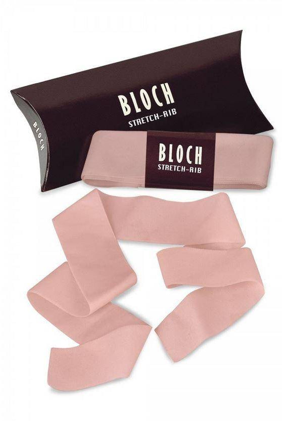 Ein rosafarbenes Stretchband mit der Aufschrift „Spitzenschuhbänder Bloch A0528 Stretch Satin Ribbon“ ist teilweise ausgerollt, dahinter ist die Originalverpackung zu sehen. Auf der schwarzen Schachtel steht „Bloch“ in weißer Schrift, perfekt für alle, die elastische Spitzenschuhbänder verwenden.