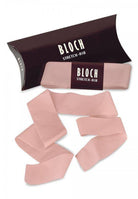 Ein rosafarbenes Stretchband mit der Aufschrift „Spitzenschuhbänder Bloch A0528 Stretch Satin Ribbon“ ist teilweise ausgerollt, dahinter ist die Originalverpackung zu sehen. Auf der schwarzen Schachtel steht „Bloch“ in weißer Schrift, perfekt für alle, die elastische Spitzenschuhbänder verwenden.