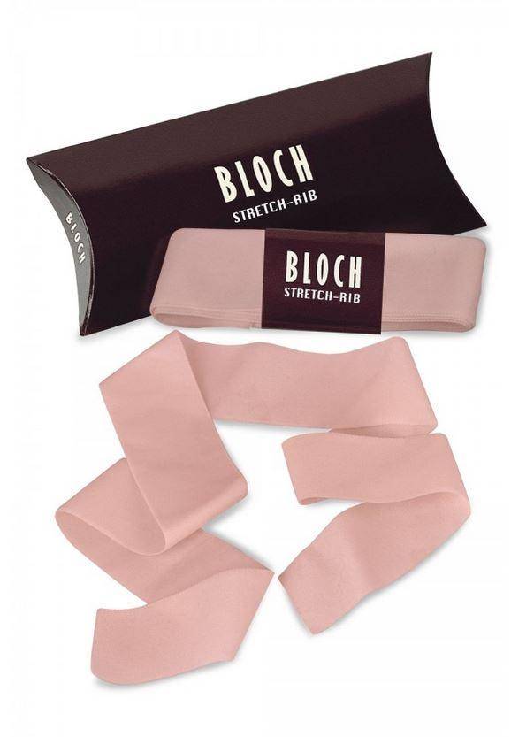 Ein rosafarbenes Stretchband mit der Aufschrift „Spitzenschuhbänder Bloch A0528 Stretch Satin Ribbon“ ist teilweise ausgerollt, dahinter ist die Originalverpackung zu sehen. Auf der schwarzen Schachtel steht „Bloch“ in weißer Schrift, perfekt für alle, die elastische Spitzenschuhbänder verwenden.
