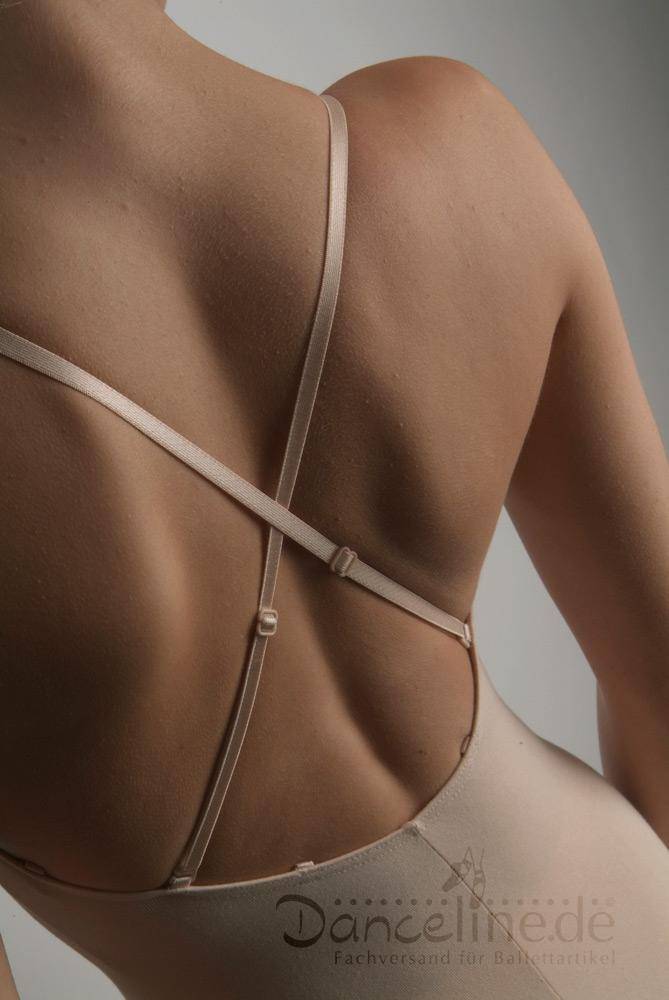 Eine Nahaufnahme des Rückens einer Person, auf der die komplizierten, leicht transparenten Träger eines Tanztrikots zu sehen sind. Der hautfarbene Unterbody SoDanca E8099 Soe von SoDanca verfügt über ein überkreuztes Trägerdesign mit verstellbaren Spaghettiträgern. Der Hintergrund ist schlicht grau und das Wort „Danceline.de“ ist in der unteren rechten Ecke teilweise sichtbar.