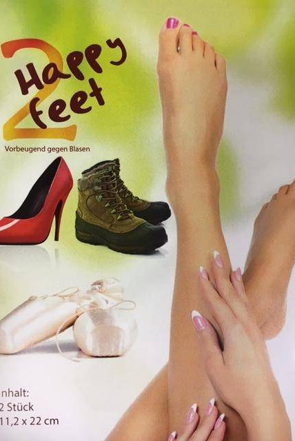 Ein Poster für „Happy Feet“ zeigt ein Paar entspannter, übereinandergeschlagener Beine mit manikürten Fußnägeln, umgeben von Bildern verschiedener Schuhe wie High Heels, Wanderschuhe und Ballettschuhe. In den Produktdetails wird das „Ballettpflaster Liage 2HFG 2HappyFeet“ von Dance Line hervorgehoben, das hypoallergenen Schutz bietet, um Blasen vorzubeugen. Die Packung enthält „2 Stück“ mit den Maßen „11,2 x 22 cm“.