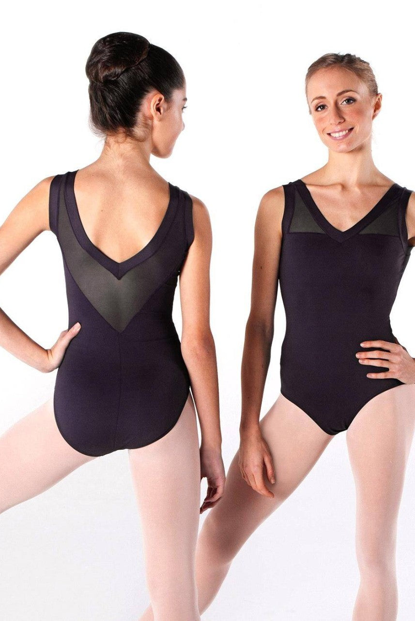 Zwei Balletttänzerinnen posieren in schnelltrocknendem schwarzem Ballettanzug Intermezzo 31416 Vared und rosa Strumpfhosen. Eine Tänzerin blickt weg und zeigt die Rückseite ihres Trikots mit V-förmigen Netzeinsätzen. Die andere Tänzerin blickt nach vorne, lächelt und zeigt die Vorderseite ihres Trikots mit ähnlichen V-förmigen Details von Intermezzo.