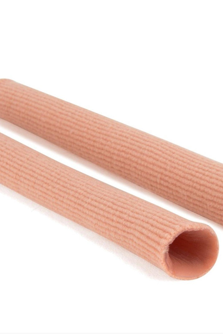 Zwei beigefarbene, beidseitig offene, mit Silikon ausgekleidete Rippengewebeschläuche sind diagonal auf weißem Untergrund angeordnet. Diese weichen und flexiblen Gel Zehenschutz Rumpf 1425 Cushion Produkte von Rumpf lassen vermuten, dass sie zu Schutz- oder Polsterzwecken verwendet werden können, beispielsweise für Finger oder Zehen.