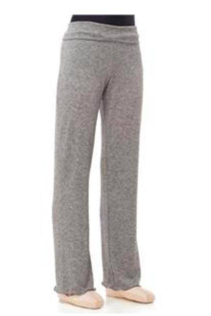 Eine graue Wärmehose Intermezzo 5214 Panvis mit weitem Bein und überschlagbarem Bund von Intermezzo. Die Hose wird mit hellrosa Ballettschuhen auf einem schlichten weißen Hintergrund kombiniert.