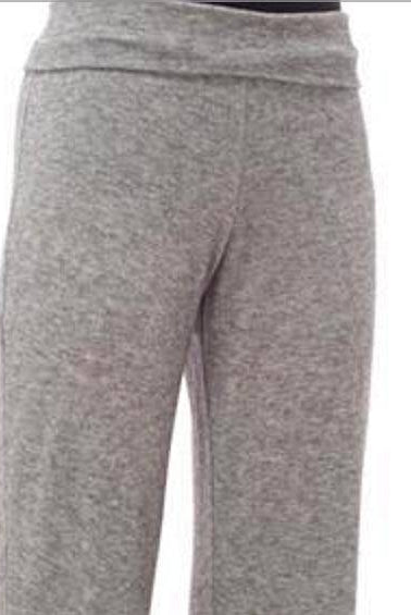 Abgebildet ist eine hellgraue Intermezzo Wärmehose Intermezzo 5214 Panvis Jogginghose. Die Hose aus einem weichen Viskose-Mix hat eine flauschige Textur und eine lockere Passform. Das Bild zeigt die Hose von der Taille bis knapp über die Knöchel vor einem einfarbigen Hintergrund.