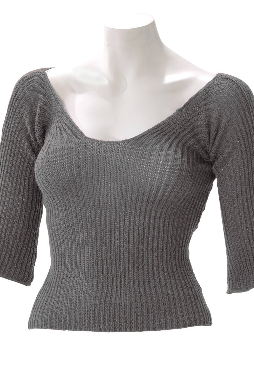 Eine Schaufensterpuppe trägt das Wärmetop Intermezzo 6070 Jerleg von Intermezzo und einen taillierten grauen Rippstrickpullover mit Dreiviertelärmeln und weitem V-Ausschnitt. Dieser Pullover aus Polyacryl besticht durch eine feine Textur und ein figurbetontes Design.