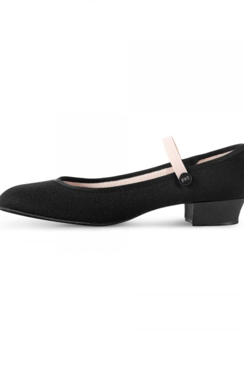 Die Charakterschuhe Bloch S0326 Accent von Bloch sind schwarze Ballerinas mit niedrigem Blockabsatz und einem zarten hellrosa Riemen über der Oberseite, der mit einem kleinen Knopf befestigt ist. Dieser Schuh aus elegantem Leinen-Obermaterial hat eine abgerundete Spitze und weist ein schlichtes, raffiniertes Design auf. Der weiße Hintergrund hebt seine Merkmale wunderschön hervor.