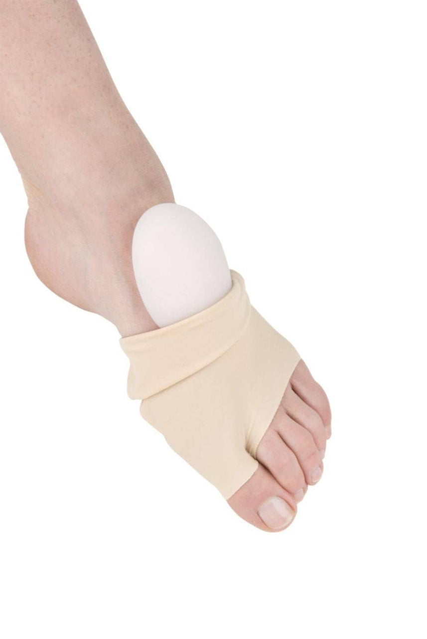 Eine Nahaufnahme des Fußes einer Person, die den beigefarbenen Rumpf Spann Rumpf 1434 InstepGuard trägt, mit einem integrierten Polster um den Fußballen. Die Zehen sind freigelegt und das Polster ist auf der Innenseite sichtbar, was die Flexibilität des Fußgelenks verbessert und gleichzeitig Halt und Dämpfung bietet.